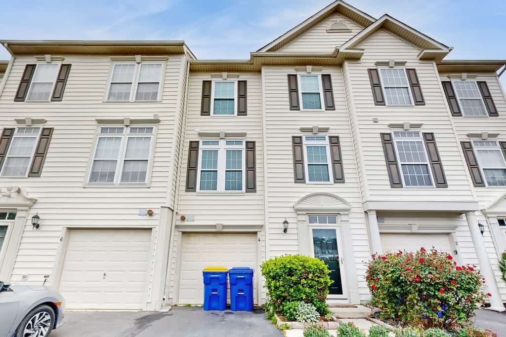 Townhomes of Providence townhome w/community pool, deck, patio, grill