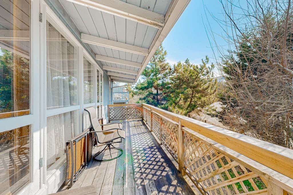 Vintage cottage by the beach with AC, furnished deck, grill, & washer/dryer