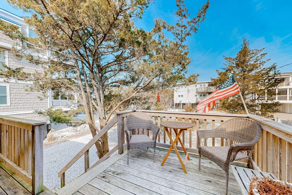 Vintage cottage by the beach with AC, furnished deck, grill, & washer/dryer