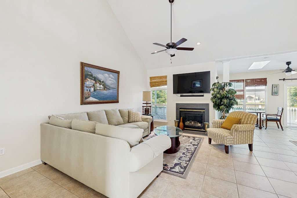 Swann Cove spacious house w/community pool, deck, patio & grill
