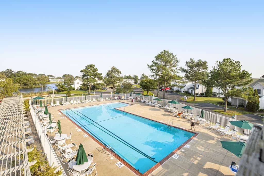 Mallard Lakes condo w/community pool, tennis & basketball court