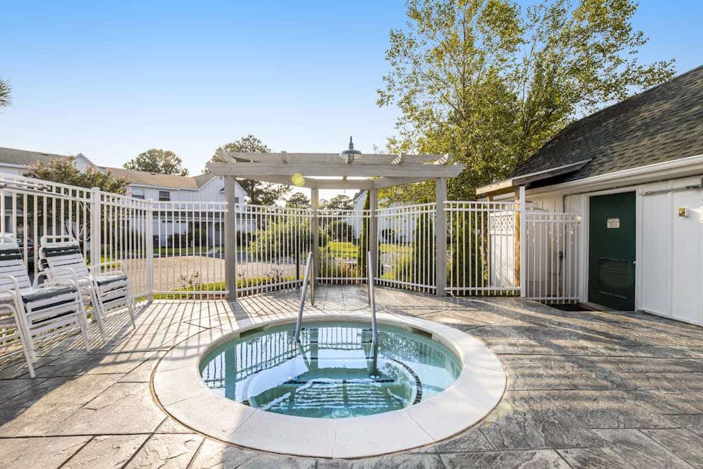 Mallard Lakes condo w/community pool, tennis & basketball court