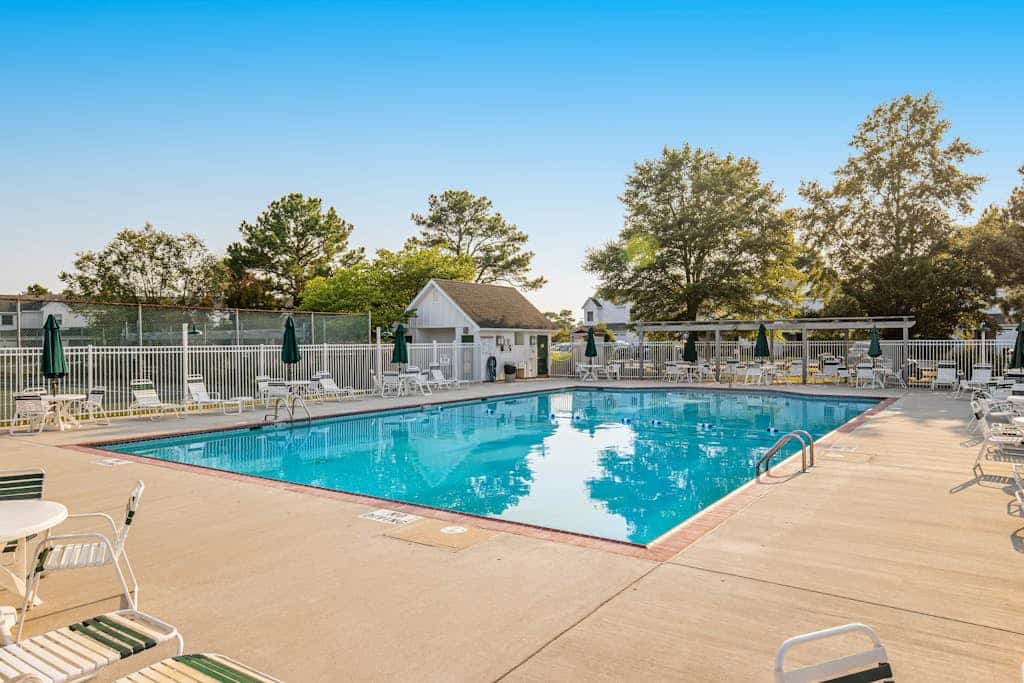 Mallard Lakes townhouse w/community pool, tennis & basketball court