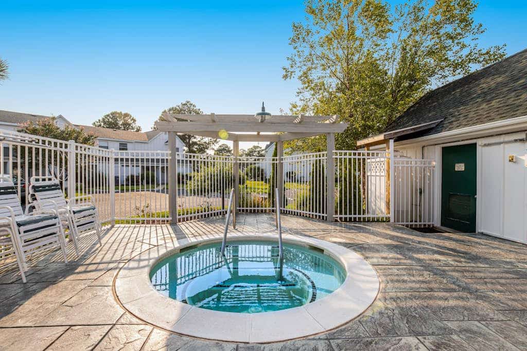 Mallard Lakes townhouse w/community pool, tennis & basketball court