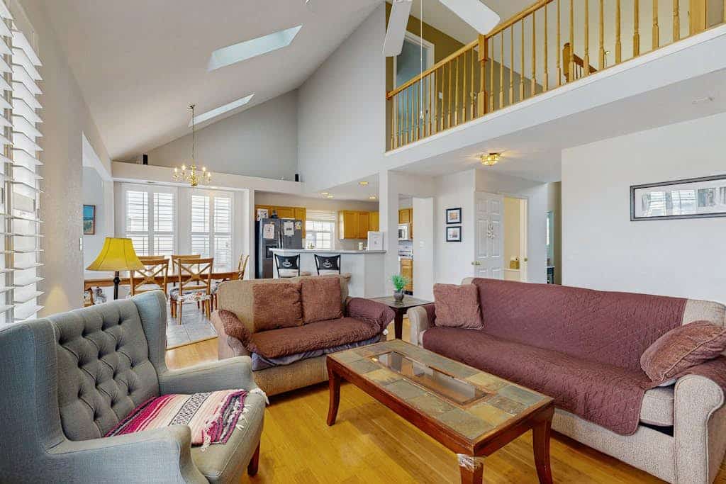 South Hampton house with shared community pool & tennis courts