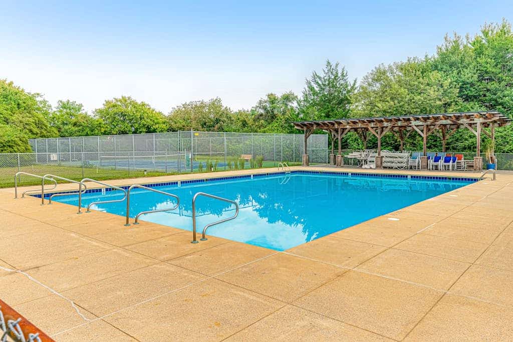South Hampton house with shared community pool & tennis courts