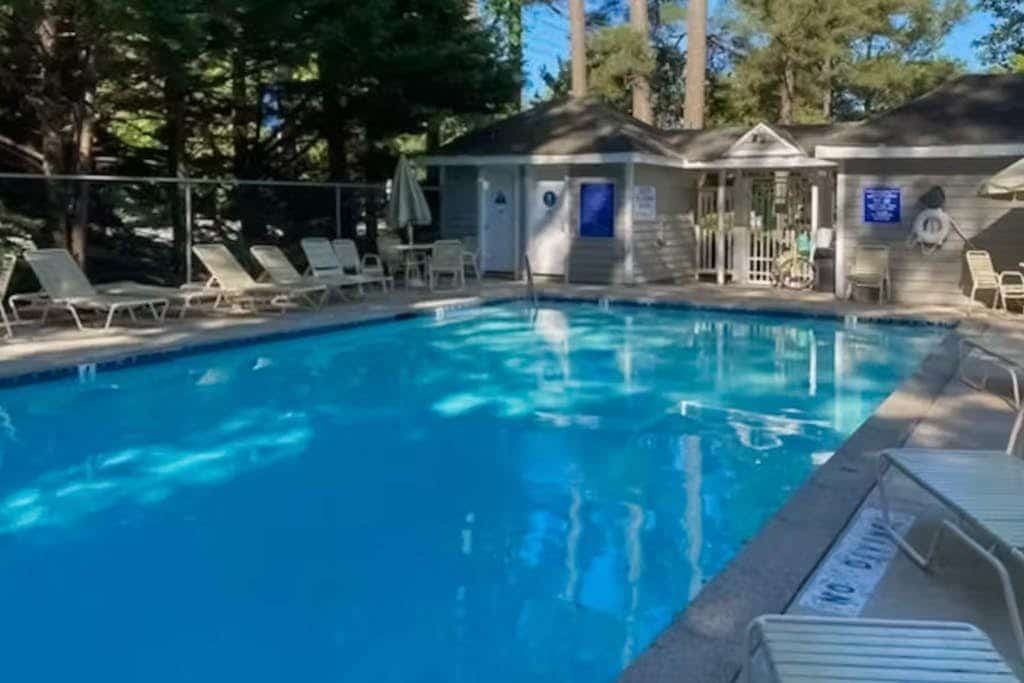 Westwood townhouse w/community pool, tennis court, bike to beach