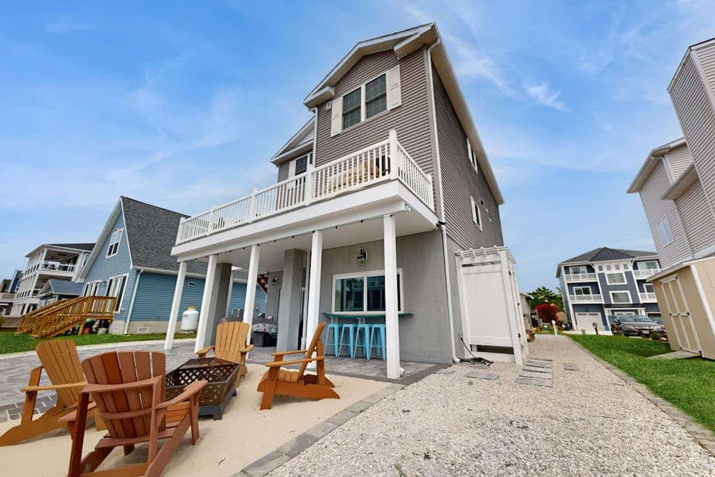 Spacious home w/community boat launch, dock, patio, W/D, & AC