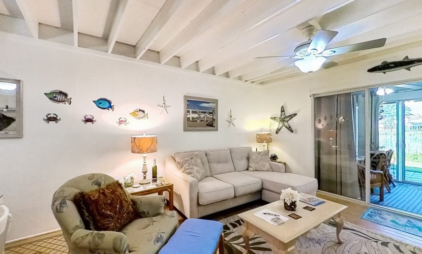 Mallard Lakes townhouse w/community pool, tennis & basketball court