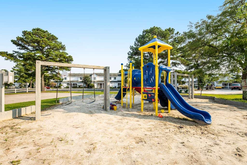 Mallard Lakes townhouse w/community pool, tennis & basketball court