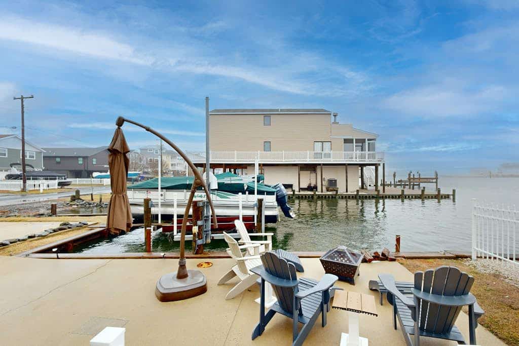 West Fenwick home w/deck, patio, firepit, balcony & grill