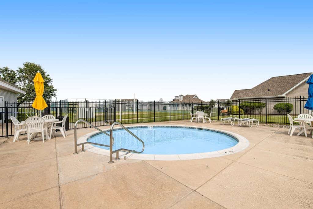 Bethany Bay 2nd floor condo w/shared pool, tennis court, on-site golf, balcony