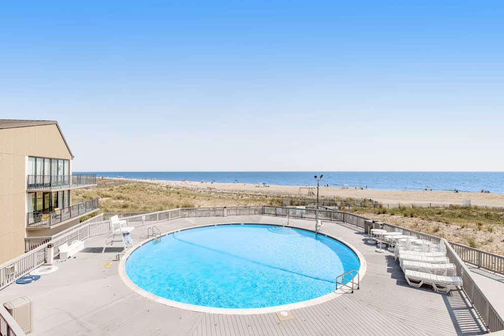 Sea Colony oceanfront 7th-floor condo with pool & tennis/basketball courts