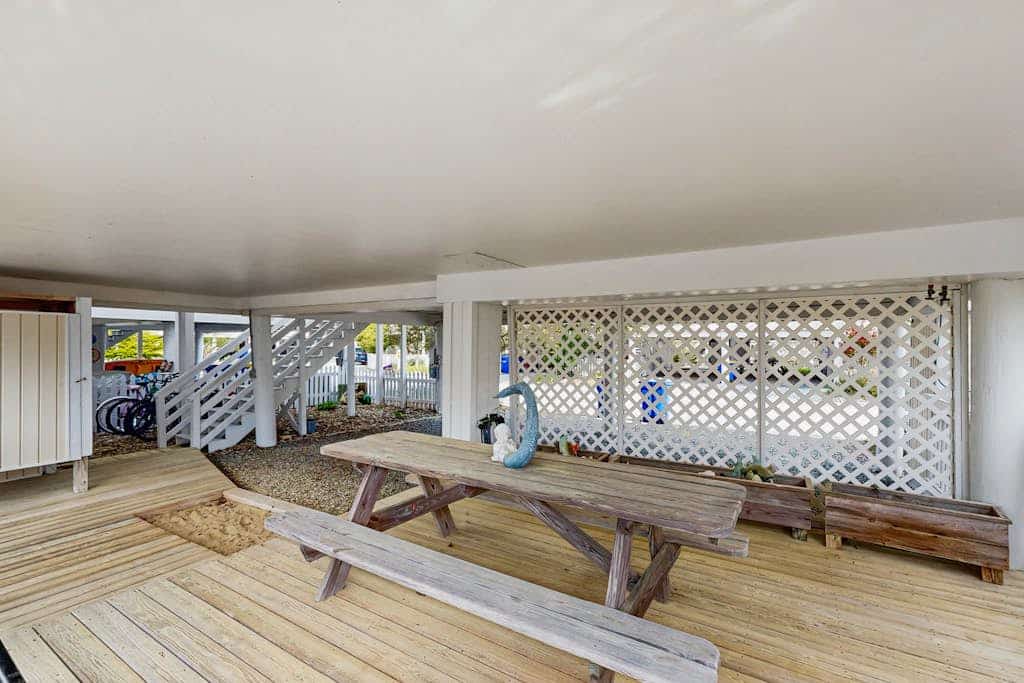Bahama Beach Cottages house w/deck, balcony, close to beach & restaurants