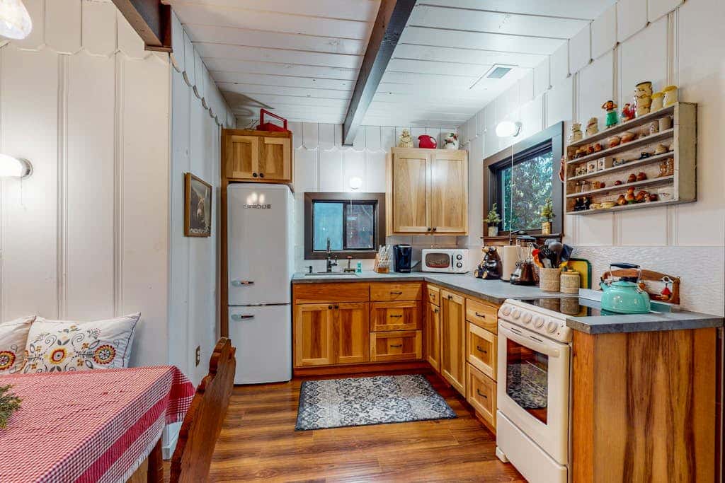 The Lazy Bear - Forestville Dog-Friendly Forest Cabin with Hot Tub