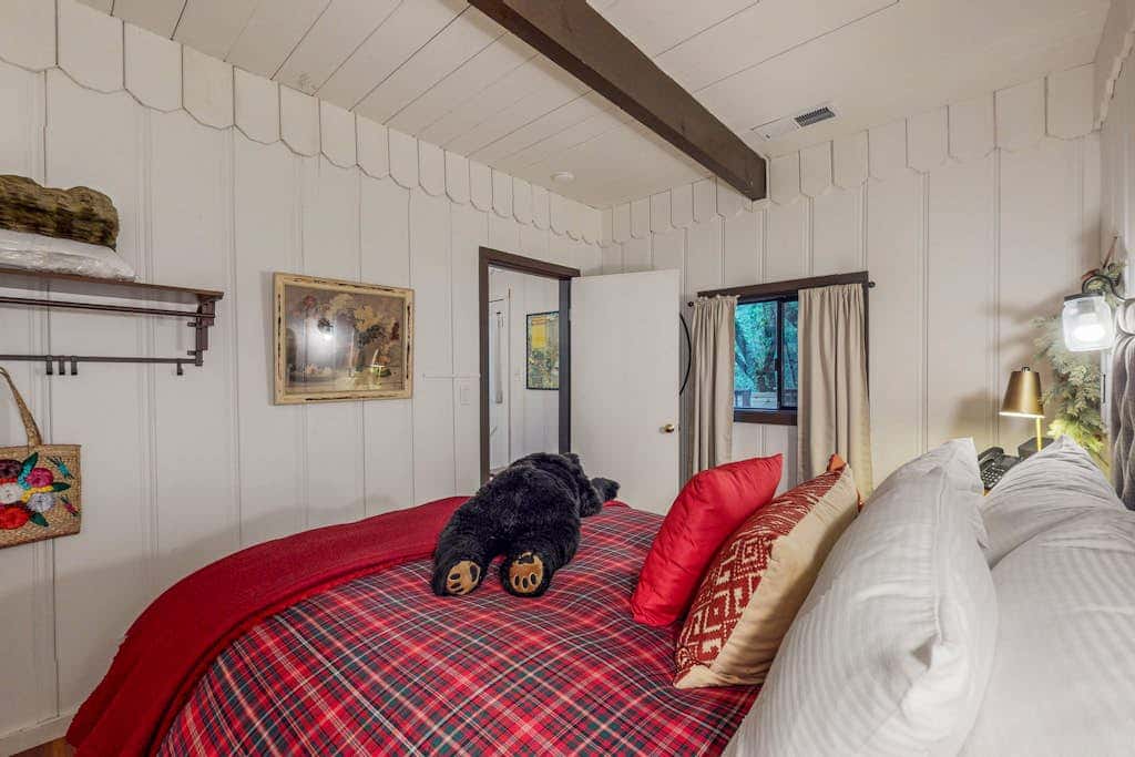 The Lazy Bear - Forestville Dog-Friendly Forest Cabin with Hot Tub