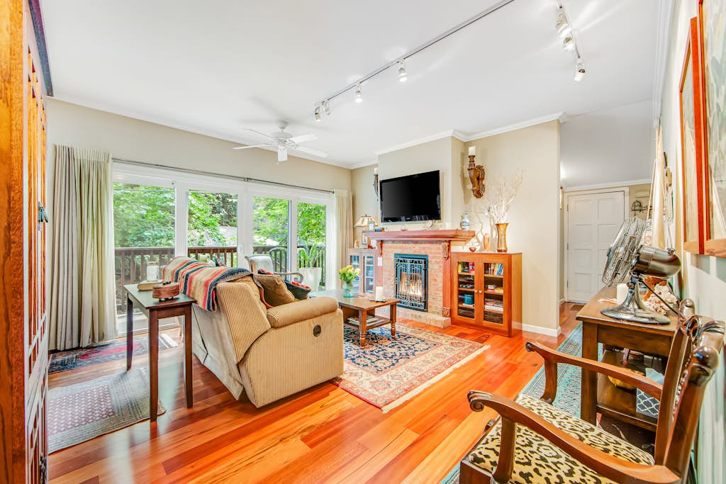 Creek House - Guerneville Dog-Friendly Redwood Retreat with Deck
