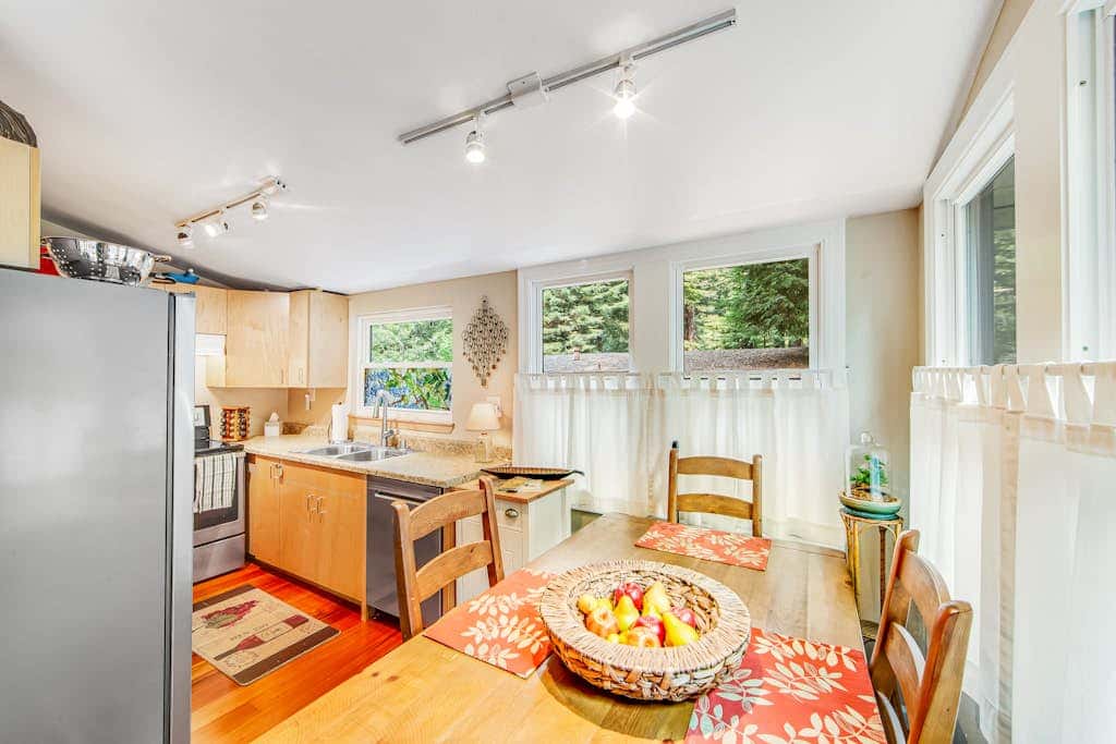 Creek House - Guerneville Dog-Friendly Redwood Retreat with Deck