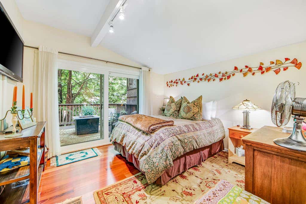 Creek House - Guerneville Dog-Friendly Redwood Retreat with Deck