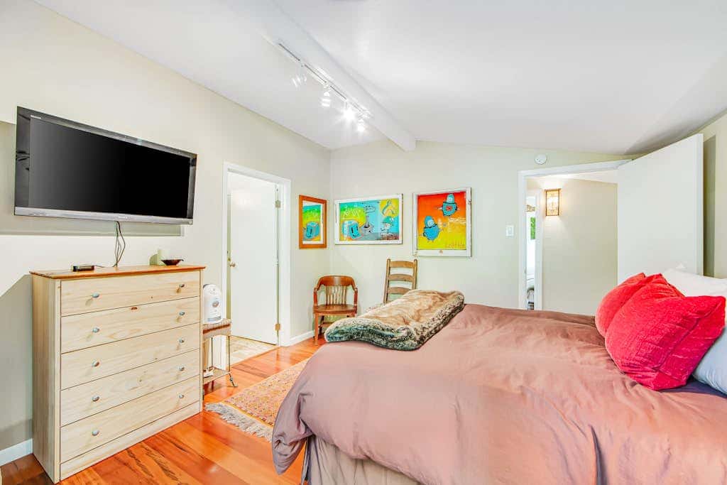 Creek House - Guerneville Dog-Friendly Redwood Retreat with Deck