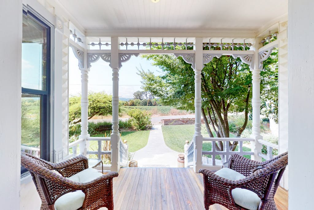 Magnolia Ranch Vineyards - Healdsburg Victorian Cottage on Vineyard Estate