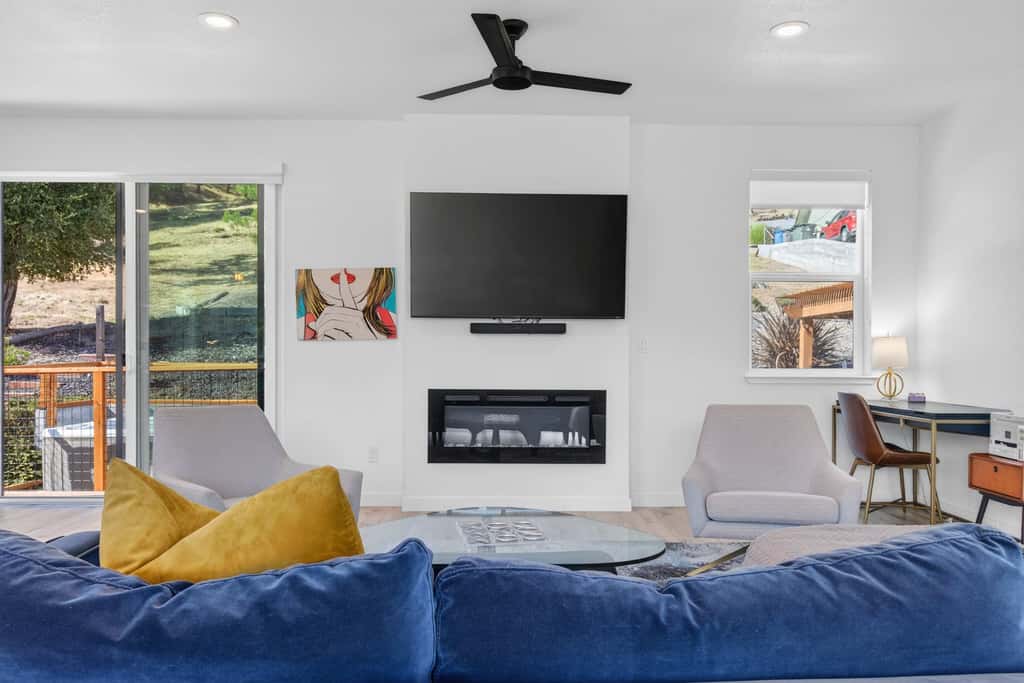Chardonnay Getaway - Glen Ellen Dog-Friendly Hillside Retreat with Hot Tub & Valley Views