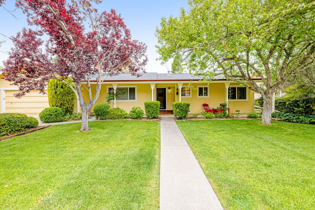 Kenwood Retreat - Kenwood Home with Bocce Court, Dog Friendly