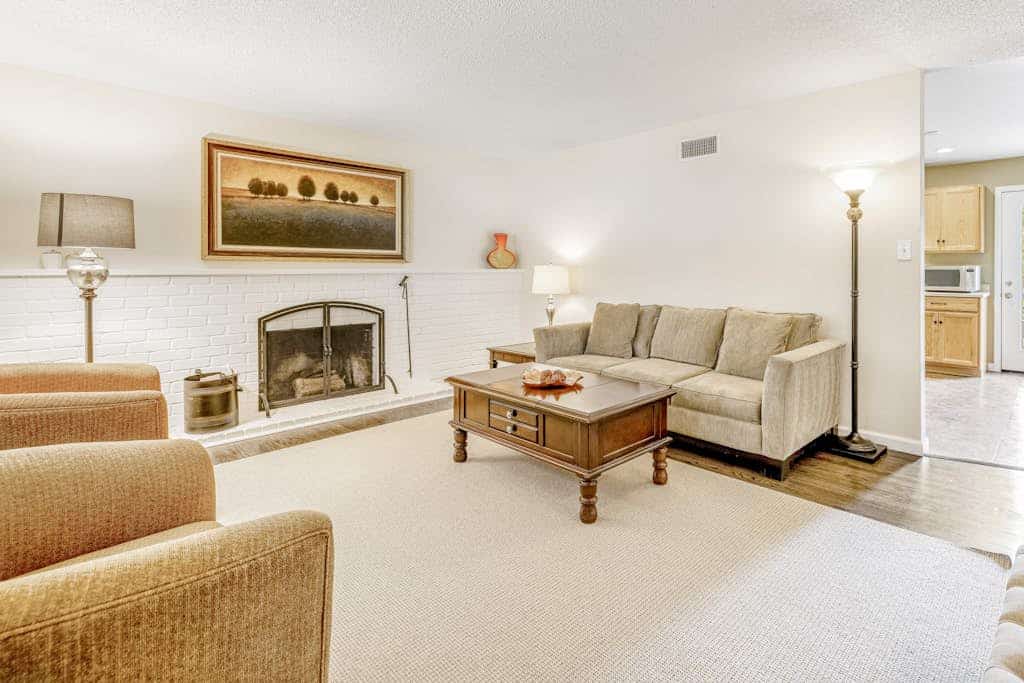 Line up your next bocce shot in the enclosed backyard, just a 2-minute walk from Séamus Wines and Ty Caton tasting rooms in Kenwood. This three-bedroom, two-bath ranch sleeps 8, with central AC, a gas grill, and Sugarloaf Ridge trails 10 minutes down the road. Garage parking included.