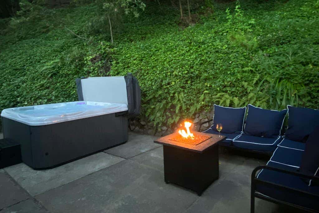 Monte Rio Vista Lodge - Dog-Friendly Russian River View Retreat with Hot Tub
