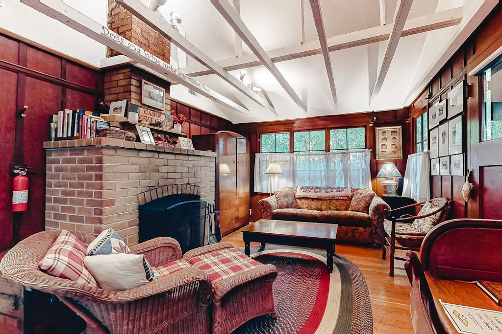 Clearheart Grove - Guerneville Dog-Friendly Redwood Cabin with Hot Tub & Fireplace