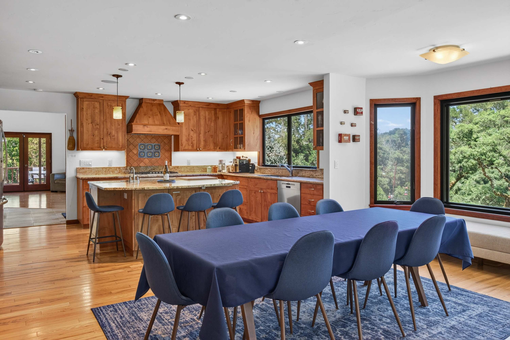 Sunny Grove Retreat - hot tub, wood-burning stove & game room, dogs welcome