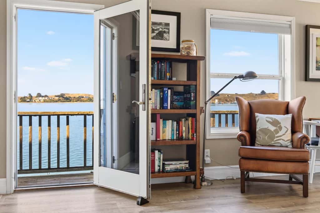 Bayside Cottage - Bodega Bay Waterfront Studio Cottage on Stilts with Fireplace