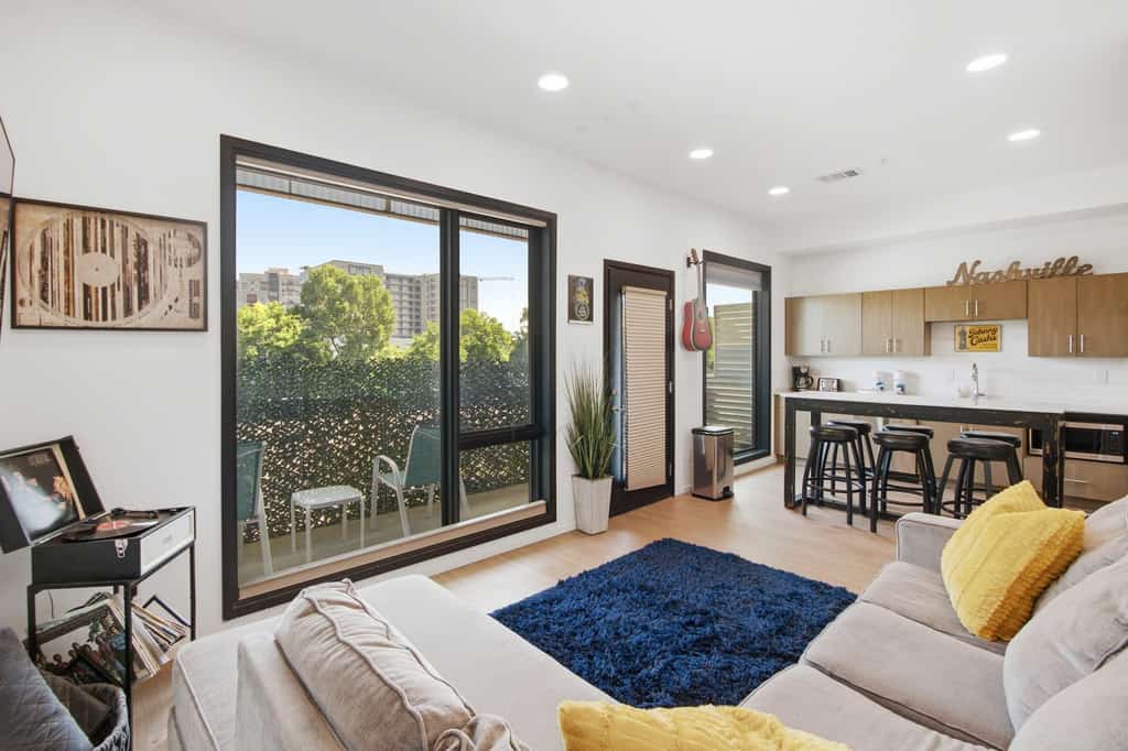 Skyline-View Condo with WiFi, Central AC, WD, Balcony, Seasonal Pool, & Gym