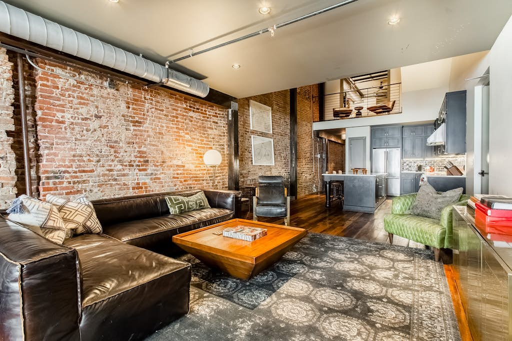 Charming 4 BR Loft Getaway with Wet Bar, Sleeps 14
