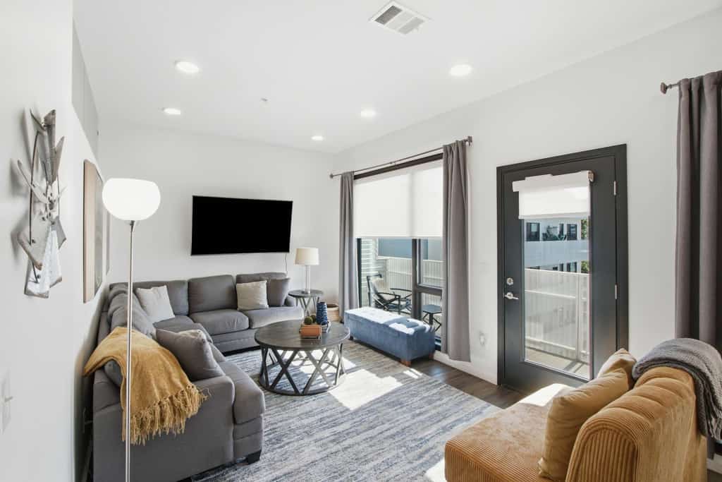 Luxe Top Floor Condo, Courtyard Pool, Gym Access