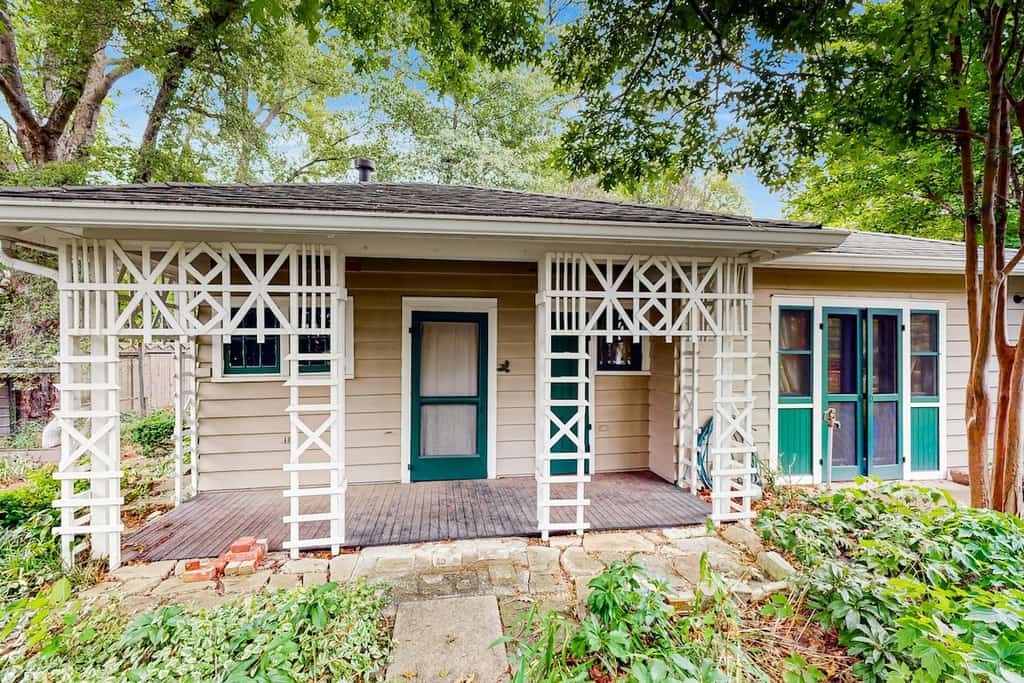 Stay at Little House Nashville, a peaceful guest house across from Elmington Park in Nashville’s West End. Enjoy a quiet residential setting near Vanderbilt University, Belmont University, Hillsboro Village, Sylvan Park, and Centennial Park. The home accommodates up to four guests with a queen Murphy bed and two twin beds, plus a full kitchen, private patio, garden, accessible features, and convenient parking. Downtown Nashville is about 3 miles away.