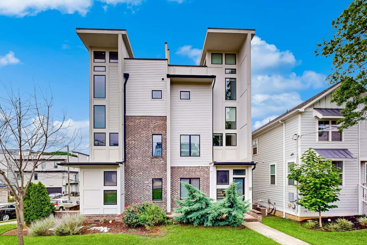 Brand-New Spacious Modern House with Rooftop Deck & City Views