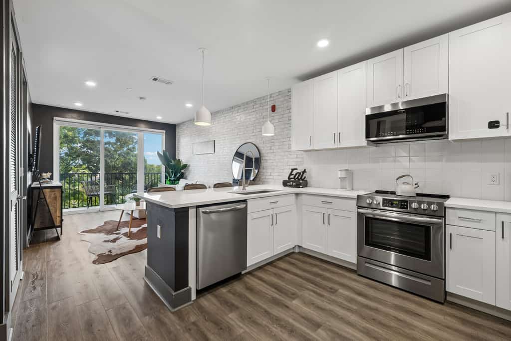 Stay near Downtown Nashville and Broadway at this modern 1-bedroom condo at The Muse. Enjoy a private balcony, rooftop lounge, fitness center, full kitchen, in-unit washer and dryer, and self check-in. Sleeps 4 with a king bed and two twin beds. Close to Ascend Amphitheater, Music City Center, Bridgestone Arena, Country Music Hall of Fame, and Nashville’s top entertainment.