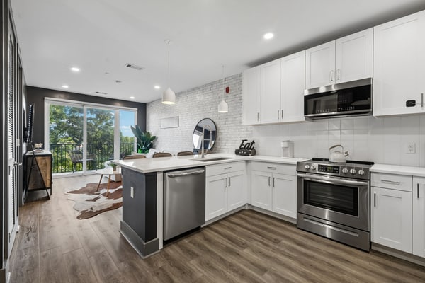 Stay near Downtown Nashville and Broadway at this modern 1-bedroom condo at The Muse. Enjoy a private balcony, rooftop lounge, fitness center, full kitchen, in-unit washer and dryer, and self check-in. Sleeps 4 with a king bed and two twin beds. Close to Ascend Amphitheater, Music City Center, Bridgestone Arena, Country Music Hall of Fame, and Nashville’s top entertainment.