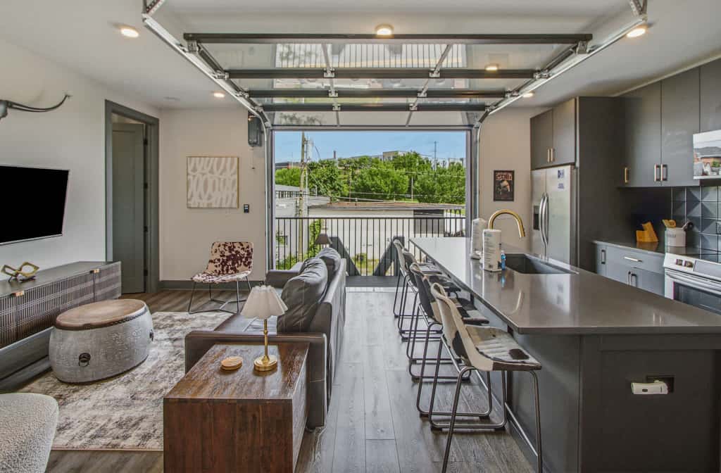 Sleek & Stylish condo with Shared Fitness Room