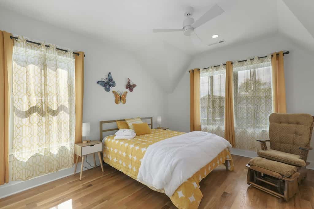 Welcome to this 4 bedroom, 3.5 bathroom Germantown home with new-construction style and an open, easy-flow layout.

・Open-concept living area with smart TV and room to gather
・Spacious kitchen with stainless steel appliances, island, and breakfast bar
・Upstairs loft with board games for relaxed hangouts
・0.9 mile away to Germantown restaurant
・2 miles away to Downtown Nashville

Book your stay and enjoy a comfortable home base with plenty of space to spread out.