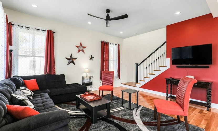 Welcome to this 4 bedroom, 3.5 bathroom Germantown home with new-construction style and an open, easy-flow layout.
・Open-concept living area with smart TV and room to gather
・Spacious kitchen with stainless steel appliances, island, and breakfast bar
・Upstairs loft with board games for relaxed hangouts
・0.9 mile away to Germantown restaurant
・2 miles away to Downtown Nashville
Book your stay and enjoy a comfortable home base with plenty of space to spread out.