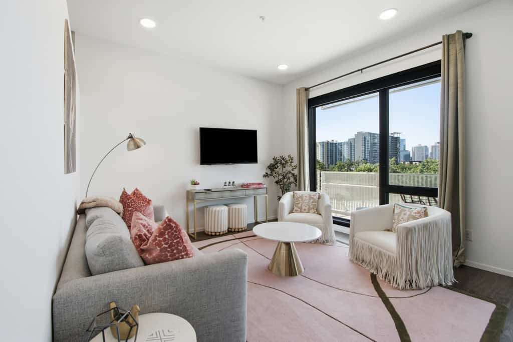 Modern End-unit Condo with Balcony, Seasonal Pool