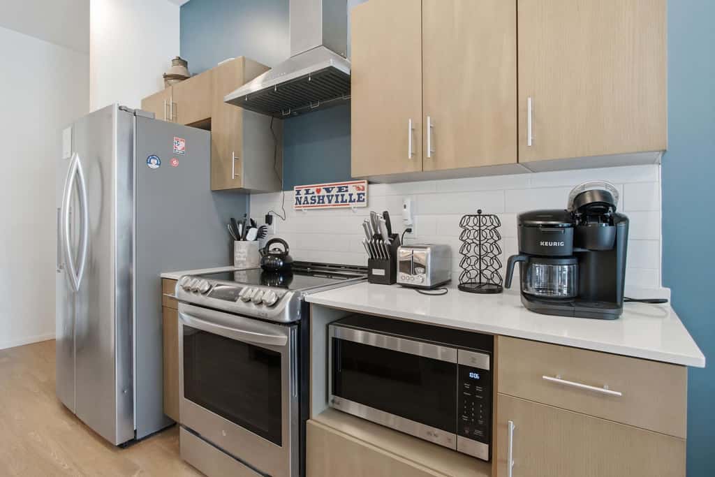 Modern Condo Escape, Near Attractions, Pool Access