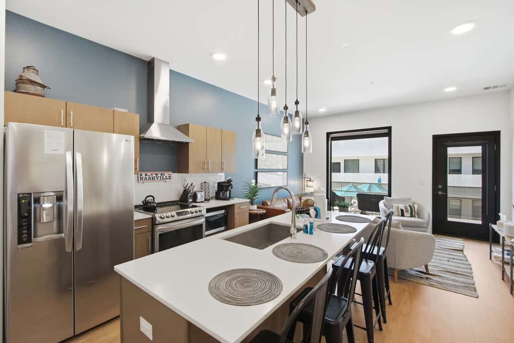 Modern Condo Escape, Near Attractions, Pool Access