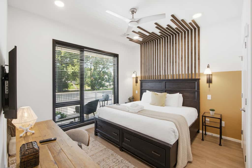 Modern Condo Escape, Near Attractions, Pool Access