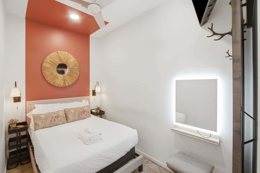 Modern Condo Escape, Near Attractions, Pool Access