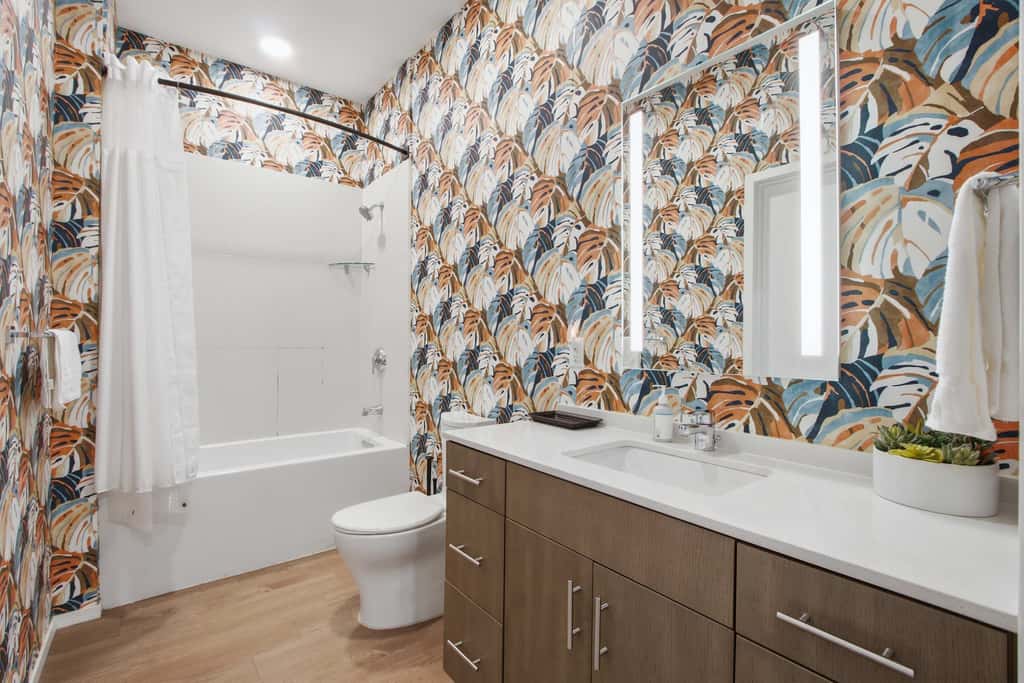 Modern Condo Escape, Near Attractions, Pool Access
