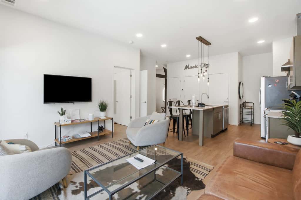 Modern Condo Escape, Near Attractions, Pool Access