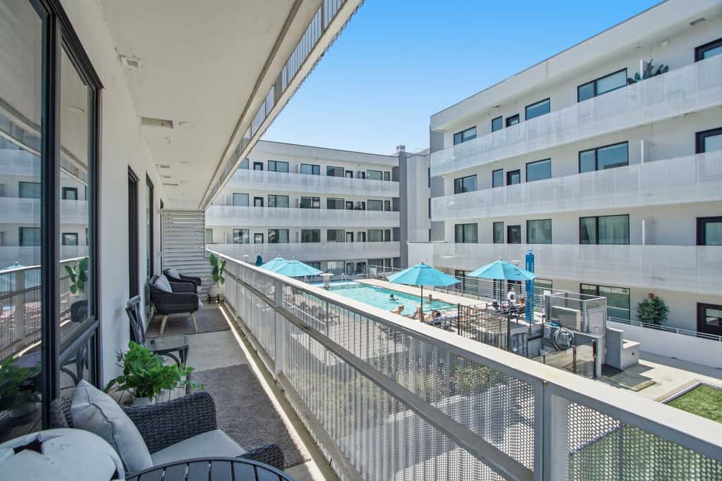 Modern Condo Escape, Near Attractions, Pool Access